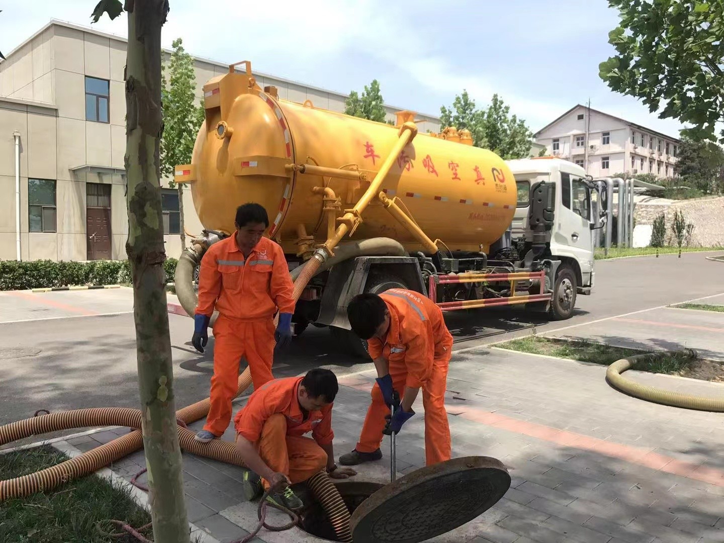 大安管道疏通车停在窨井附近