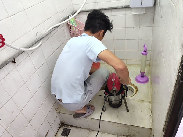 大安管道堵塞冒臭气 专业师傅现场解决问题