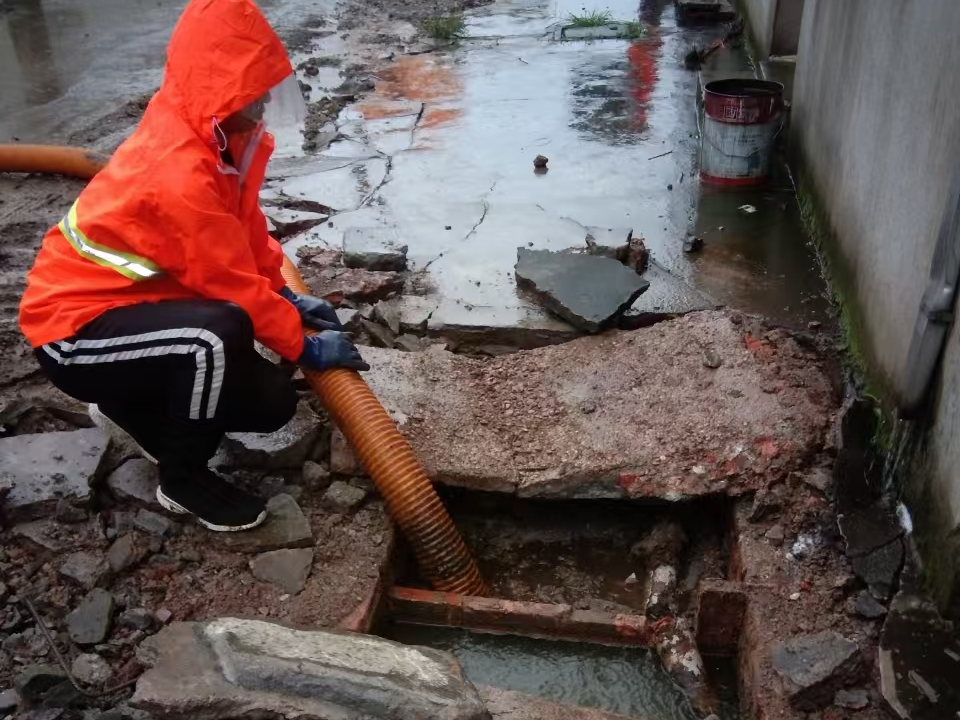 大安专业清理污水池 炜誉市政以规范流程守护城市 “肠道”